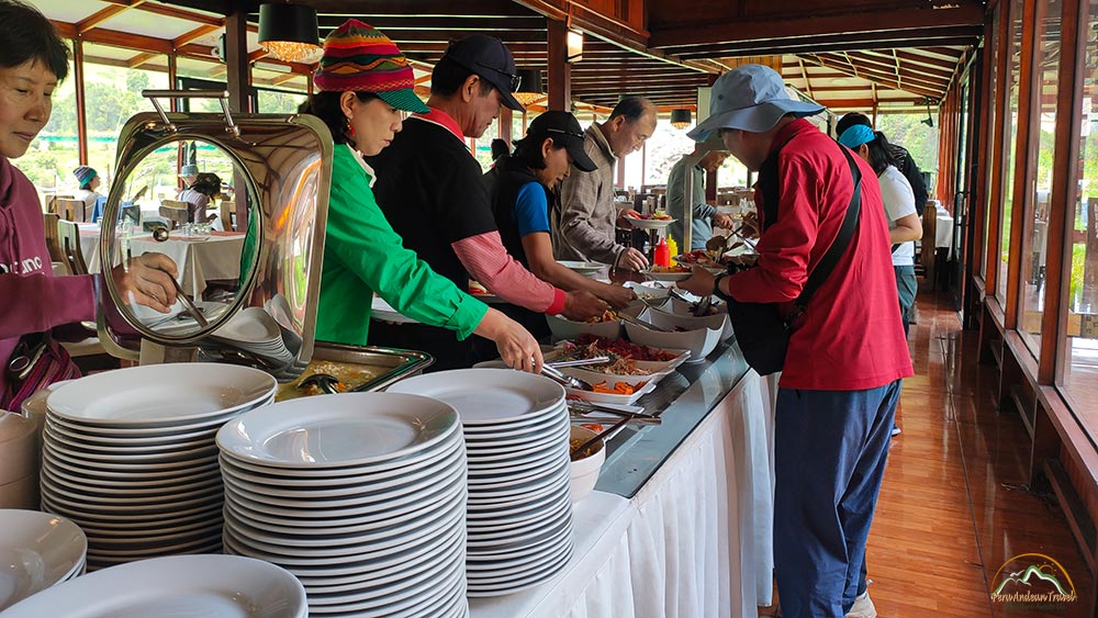 Cusco Puno bus restaurant